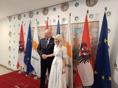 Η Πρόεδρος της Βουλής, Αννίτα Δημητρίου, και ο Καγκελάριος της Αυστρίας, Κρίστιαν Στόκερ. 