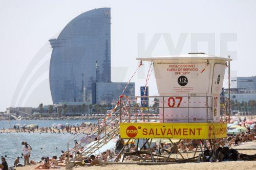 epa12316542 A closed lifeguard station on Barceloneta Beach as lifeguards protest for better working conditions in Barcelona, northeastern Spain, 22 August 2025. Barcelona's lifeguards are on a strike since 01 August 2025.  EPA/Quique Garcia