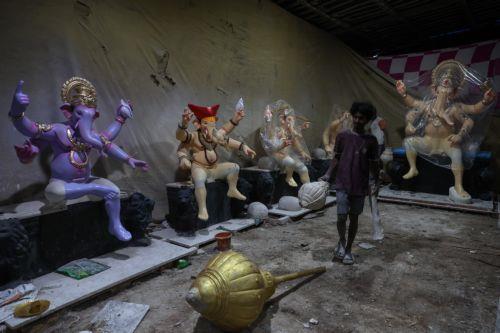 epa12316732 An artist works on an idol of elephant-headed Hindu God Lord Ganesha for the upcoming Ganesha Festival, at a workshop in Mumbai, India, 22 August 2025. The Ganesha Festival, also known as Ganesha Chaturthi, celebrates the birthday of the Hindu god Lord Ganesha. Observed in the Hindu calendar month of Bhadrapada, this year's festival runs from 27...