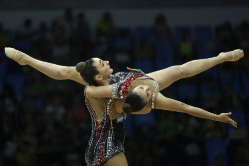 epa12319192 Gymnasts of team Argentina compete in the rhythmic gymnastics team category at the Rhythmic Gymnastics World Championships in Rio de Janeiro, Brazil, 23 August 2025.  EPA/Antonio Lacerda