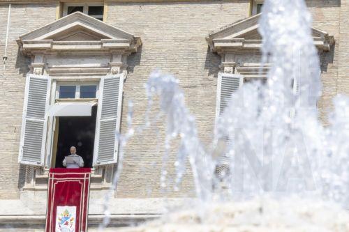epa12319487 Pope Leo XIV leads his Sunday Angelus prayer from the window of his office overlooking Saint Peter's Square, Vatican City, 24 August 2025.  EPA/MASSIMO PERCOSSI