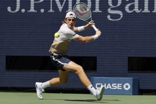 epa12320084 Ignacion Buse of Peru in action against Ben Shelton of the US during the first round of the US Open Tennis Championships at the USTA Billie Jean King National Tennis Center in Flushing Meadows, New York, USA, 24  August 2025. The US Open tournament runs from 24 August through 07 September.  EPA/JOHN G. MABANGLO