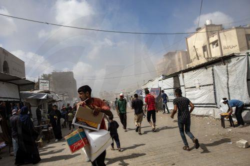 epa12321385 Palestinians flee following an Israeli airstrike targeting Nasser Hospital in Khan Younis, southern Gaza Strip, 25 August 2025. According to the Palestinian Health Ministry, the airstrike hit the fourth floor of the Nasser Medical Complex, followed by a second attack upon the arrival of ambulance crews to retrieve the injured and the dead,...