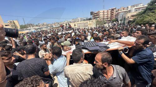 epa12321407 People carry the coffin of Palestinian journalist Hossam Al-Masri, who was killed in an Israeli airstrike on Nasser Hospital in Khan Younis, southern Gaza Strip, 25 August 2025. According to the Palestinian Health Ministry, the airstrike hit the fourth floor of the Nasser Medical Complex, followed by a second attack upon the arrival of ambulance...