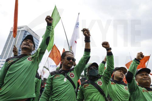 epa12328814 Laborers shout slogans during a protest outside the parliament building in Jakarta, Indonesia, 28 August 2025. Hundreds of protesters stage a rally demanding better employment laws and fair wages.  EPA/MAST IRHAM