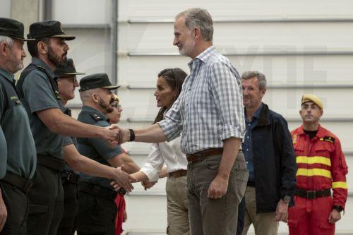 epa12329464 Spain's King Felipe VI (C) and Queen Letizia (R) shake hands with staff members during their visit to the 14th Forest Coordination Center in Verin, Galicia, Spain, 28 August 2025. The king visited areas affected by this summer’s forest fires.  EPA/Brais Lorenzo