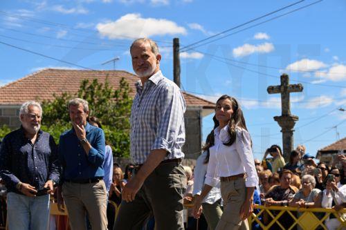 epa12329654 Queen Letizia (R) and Spain's King Felipe VI (C) greet neighbors from Monterrei town in Galicia, Spain, 28 August 2025. King Felipe VI and Queen Letizia visit the areas affected by this summer's forest fires.  EPA/BRAIS LORENZO
