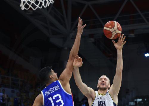 epa12341406 Bosnia and Herzegovina's Adin Vrabac (R) in action against Italy's Simone Fontecchio (L)  during the FIBA EuroBasket 2025 group C basketball match between Bosnia and Herzegovina and Italy in Limassol, Cyprus, 31 August 2025.  EPA/GEORGI LICOVSKI