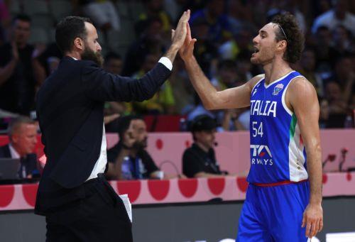 epa12341504 Italy's Alessandro Pajola (R) high-fives with national team coordinator Luigi Datome (L) during the FIBA EuroBasket 2025 group C basketball match between Bosnia and Herzegovina and Italy in Limassol, Cyprus, 31 August 2025.  EPA/GEORGI LICOVSKI
