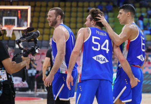 epa12341517 Italy's Nicolo Melli (L), Alessandro Pajola (C) and Simone Fontecchio celebrate after the FIBA EuroBasket 2025 group C basketball match between Bosnia and Herzegovina and Italy in Limassol, Cyprus, 31 August 2025.  EPA/GEORGI LICOVSKI