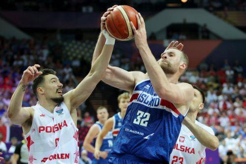 epa12341525 Andrzej Pluta (L) of Poland and Tryggvi Hlinason (R) of Iceland in action during the FIBA EuroBasket 2025 group D basketball match between Poland and Iceland, in Katowice, Poland, 31 August 2025.  EPA/JAREK PRASZKIEWICZ POLAND OUT