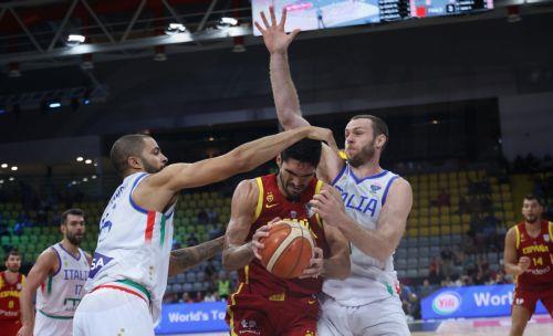 epa12347134 Italy's Darius Thompson (L) and Italy's Nicolo Melli (R) in action against Spain's Santi Aldama (C) during the FIBA EuroBasket 2025 group C basketball match between Italy and Spain in Limassol, Cyprus, 02 September 2025.  EPA/GEORGI LICOVSKI POLAND OUT