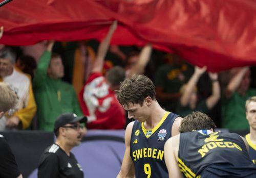 epa12349285 Sweden's Pelle Larsson reacts after the FIBA EuroBasket 2025 group B basketball match between Lithuania and Sweden in Tampere, Finland, 03 September 2025.  EPA/JUSSI ESKOLA