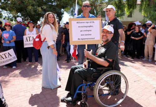 Παναπεργία τριών ωρών πραγματοποιήθηκε σήμερα σε όλη την Κύπρο έπειτα από κάλεσμα των συνδικαλιστικών οργανώσεων, με βασικό αίτημα την πλήρη απόδοση και προστασία της Αυτόματης Τιμαριθμικής Αναπροσαρμογής (ΑΤΑ) καθώς και την επέκταση της κάλυψής της σε όλους τους εργαζόμενους, Λευκωσία 11 Σεπτεμβρίου 2025. ΚΥΠΕ/ΚΑΤΙΑ ΧΡΙΣΤΟΔΟΥΛΟΥ