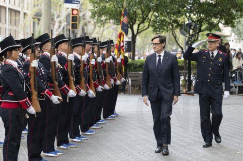 epa12369425 Catalonian regional president Salvador Illa (C) reviews the troops during the Catalonian National Day (Diada) held next to Rafael Casanova's monument in Barcelona, Spain, 11 September 2025. The Catalonian national day is the anniversary of the fall of Barcelona during the Succession War in 1714.  EPA/MARTA PEREZ
