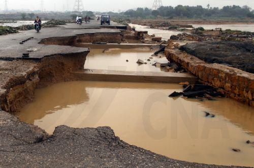 epa12369536 A view of damages caused by heavy rainfall near the Malir canal, in Karachi, Pakistan, 11 September 2025. Heavy monsoon rains that began on 26 June continue to cause widespread devastation across Pakistan, with Sindh Province on high alert as 1.6 million people face the threat of a potential 'super flood,' according to the United Nations Office...