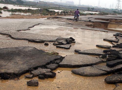 epa12369537 A view of damages caused by heavy rainfall near the Malir canal, in Karachi, Pakistan, 11 September 2025. Heavy monsoon rains that began on 26 June continue to cause widespread devastation across Pakistan, with Sindh Province on high alert as 1.6 million people face the threat of a potential 'super flood,' according to the United Nations Office...