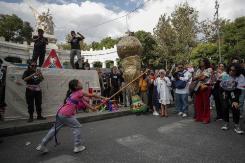 epa12379044 A person hits a pinata during a protest against gentrification in Mexico City, Mexico, 14 September 2025. Activists and displaced people in the Mexican capital participated in a 'gentrification rally' to protest the lack of access to decent housing, rising rents, and the increase in evictions, leading up to the 2026 World Cup.  EPA/Isaac Esquivel