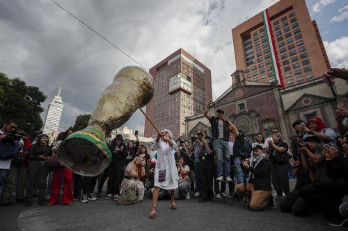 epa12379045 A person hits a pinata during a protest against gentrification in Mexico City, Mexico, 14 September 2025. Activists and displaced people in the Mexican capital participated in a 'gentrification rally' to protest the lack of access to decent housing, rising rents, and the increase in evictions, leading up to the 2026 World Cup.  EPA/Isaac Esquivel