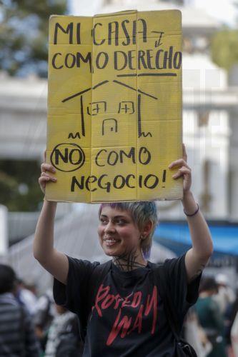 epa12379046 A person holds a sign during a protest against gentrification in Mexico City, Mexico, 14 September 2025. Activists and displaced people in the Mexican capital participated in a 'gentrification rally' to protest the lack of access to decent housing, rising rents, and the increase in evictions, leading up to the 2026 World Cup.  EPA/Isaac Esquivel