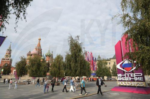 epa12384604 People walk in front of an installation dedicated to the International music contest 'Intervision' at Zaryadye Park, near the Kremlin during a sunny autumn day in Moscow, Russia, 17 September 2025. The international music contest 'Intervision' will take place at Moscow's Live Arena on 20 September 2025.  EPA/MAXIM SHIPENKOV