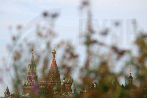 epa12384606 People walk at Zaryadye Park, near the Kremlin during a sunny autumn day in Moscow, Russia, 17 September 2025.  EPA/MAXIM SHIPENKOV