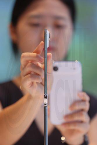 epaselect epa12388803 An employee shows an iPhone Air smartphone, Apple Inc.'s thinnest phone ever, at an Apple outlet in Seoul, South Korea, 19 September 2025, as the U.S. company's iPhone 17 series smartphones are launched.  EPA/YONHAP SOUTH KOREA OUT
