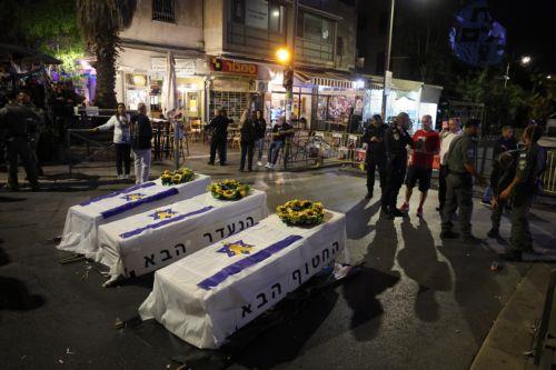 epa12393894 Mock coffins are placed near the Israeli Prime Minister's residence as families and supporters of Israeli hostages held by Hamas in the Gaza Strip take part in a protest calling on the Israeli government to stop the war in Gaza and for the immediate release of the hostages, in Jerusalem, 20 September 2025.  EPA/ABIR SULTAN