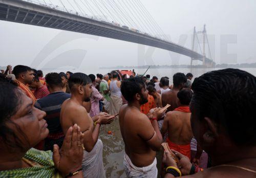 epa12394481 Hindu devotees participate in the Tarpan ritual during Mahalaya prayers made during the period known as Pitru Paksha, on the banks of the holy Ganga River in Kolkata, India, 21 September 2025. Pitru Paksha is a 16-lunar day period in the Hindu calendar when Hindus pay homage to their ancestors, and Tarpan (offerings) is a ritual performed by...