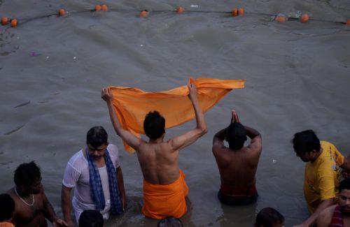 epa12394483 Hindu devotees participate in the Tarpan ritual during Mahalaya prayers made during the period known as Pitru Paksha, on the banks of the holy Ganga River in Kolkata, India, 21 September 2025. Pitru Paksha is a 16-lunar day period in the Hindu calendar when Hindus pay homage to their ancestors, and Tarpan (offerings) is a ritual performed by...