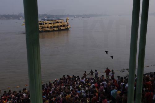epa12394491 Hindu devotees participate in the Tarpan ritual during Mahalaya prayers made during the period known as Pitru Paksha, on the banks of the holy Ganga River in Kolkata, India, 21 September 2025. Pitru Paksha is a 16-lunar day period in the Hindu calendar when Hindus pay homage to their ancestors, and Tarpan (offerings) is a ritual performed by...