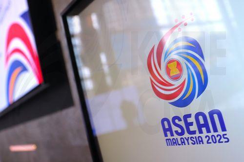 epa12399328 An Association of Southeast Asian Nations (ASEAN) logo is seen on an LCD screen during the 57th ASEAN Economic Ministers’ Meeting in Kuala Lumpur, Malaysia, 23 September 2025. The 57th ASEAN Economic Ministers’ Meeting and related meetings will be held from 22 to 26 September.  EPA/FAZRY ISMAIL