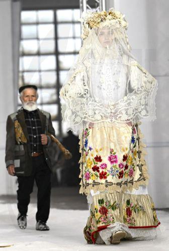epa12402034 Models present creations by Italian fashion designer Antonio Marras' Spring/Summer 2026 Women's Collection at the Milan Fashion Week, in Milan, Italy, 24 September 2025. The Milano Moda Donna runs from 23 to 29 September 2025.  EPA/DANIEL DAL ZENNARO