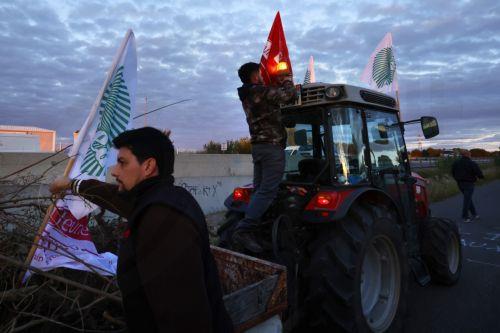 epa12406815 Farmers take part in a demonstration in Beziers, southern France, 26 September 2025. France's farm unions FNSEA and JA have called for a day of action nationwide to protest against the proposed EU-Mercosur free trade agreement.  EPA/GUILLAUME HORCAJUELO