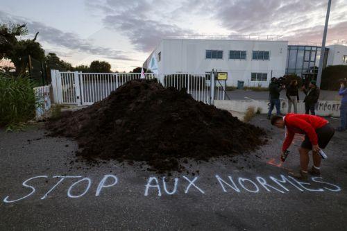 epa12406816 Farmers take part in a demonstration in Beziers, southern France, 26 September 2025. France's farm unions FNSEA and JA have called for a day of action nationwide to protest against the proposed EU-Mercosur free trade agreement. Writing reads 'Stop the standards'.  EPA/GUILLAUME HORCAJUELO