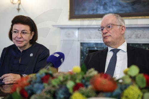 (ΞΕΝΗ ΔΗΜΟΣΙΕΥΣΗ) Ο Πρόεδρος της Δημοκρατίας Κωνσταντίνος Τασούλας συνομιλεί με την υπουργό Πολιτισμού Λίνα Μενδώνη και με προέδρους των Εθνικών Επιτροπών για την επανένωση των Γλυπτών του Παρθενώνα, κατά τη συνάντησή τους στο Προεδρικό Μέγαρο, Αθήνα, Παρασκευή 26 Σεπτεμβρίου 2025.  ΑΠΕ-ΜΠΕ/ΠΡΟΕΔΡΙΑ ΤΗΣ ΔΗΜΟΚΡΑΤΙΑΣ/ΘΟΔΩΡΗΣ ΜΑΝΩΛΟΠΟΥΛΟΣ