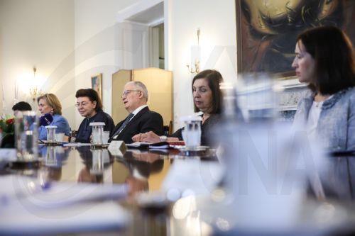 (ΞΕΝΗ ΔΗΜΟΣΙΕΥΣΗ) Ο Πρόεδρος της Δημοκρατίας Κωνσταντίνος Τασούλας συνομιλεί με την υπουργό Πολιτισμού Λίνα Μενδώνη και με προέδρους των Εθνικών Επιτροπών για την επανένωση των Γλυπτών του Παρθενώνα, κατά τη συνάντησή τους στο Προεδρικό Μέγαρο, Αθήνα, Παρασκευή 26 Σεπτεμβρίου 2025.  ΑΠΕ-ΜΠΕ/ΠΡΟΕΔΡΙΑ ΤΗΣ ΔΗΜΟΚΡΑΤΙΑΣ/ΘΟΔΩΡΗΣ ΜΑΝΩΛΟΠΟΥΛΟΣ