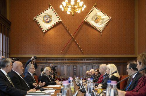 epa12414561 Speaker of the Hungarian Parliament Laszlo Kover (3L) and Speaker of the Grand National Assembly of Turkey Numan Kurtulmus (4R) hold a meeting in the Parliament building in Budapest, Hungary, 29 September 2025.  EPA/Zsolt Szigetvary HUNGARY OUT