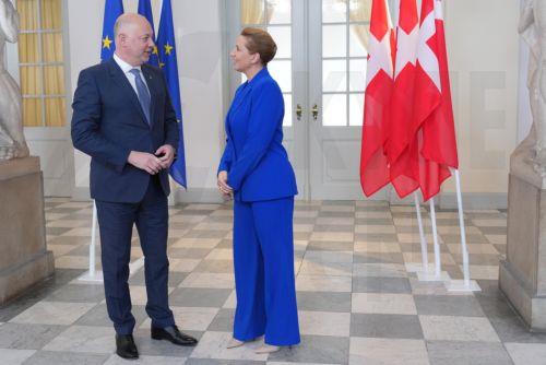 epa12419468 Danish Prime Minister Mette Frederiksen welcomes Bulgarian Prime Minister Rossen Jeliazkov at Christiansborg Castle in Copenhagen, Denmark, 01 October 2025, for an informal meeting of EU heads of state and government.  EPA/LISELOTTE SABROE  DENMARK OUT