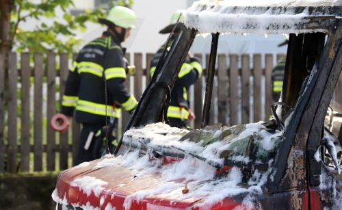 epa12419491 A burned vehicle covered in extinguishing foam after a fire in Munich, Germany, 01 October 2025. The Oktoberfest grounds in Munich will remain closed until at least 5 p.m. local time on 01 October, following an 'unspecified' bomb threat, police said. The threat is linked to a large-scale police operation in northern Munich where explosive...