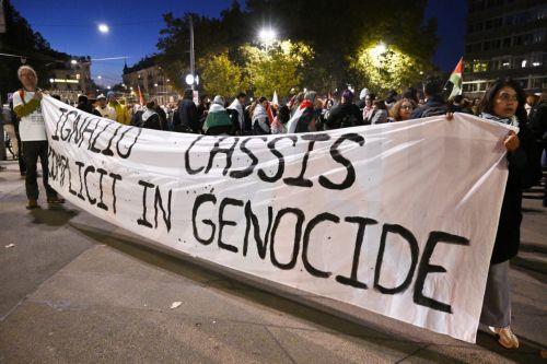 epa12425805 Protesters attend a rally in support of the Palestinian people and the Global Sumud Flotilla (GSF) in Zurich, Switzerland, 02 October 2025. Israeli forces intercepted boats of the Gaza-bound flotilla carrying aid, preventing it from breaching the blockade and reaching the Gaza Strip, according to the Global Sumud Flotilla organizers.  EPA/WALTER...