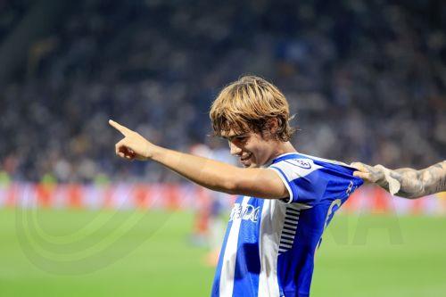 epa12426061 FC Porto's Rodrigo Mora celebrates scoring the 2-1 goal during the UEFA Europa League soccer match between FC Porto and FK Crvena Zvezda, in Porto, Portugal, 02 October 2025.  EPA/JOSE COELHO