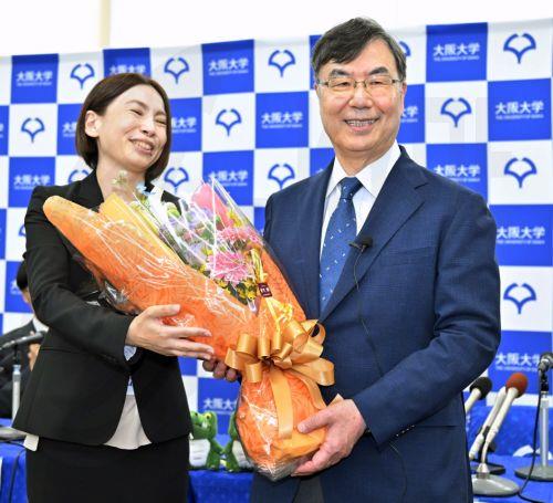 epa12434713 Shimon Sakaguchi (R), Professor Emeritus at Osaka University, receives a bouquet during a press conference in Suita City, Osaka, western Japan, 06 October 2025. On 06 October 2025, Mary E. Brunkow, Fred Ramsdell and Shimon Sakaguchi were awarded with the Nobel Prize in Physiology or Medicine 2025 for their research on the immune system. ...