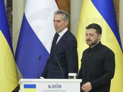 epa12434753 Ukrainian President Volodymyr Zelensky (R) and Dutch Prime Minister Dick Schoof (L) arrive to a joint press conference following their meeting in Kyiv, Ukraine, 06 October 2025. Schoof arrived in Kyiv to meet with top Ukrainian officials amid the ongoing Russian invasion.  EPA/SERGEY DOLZHENKO