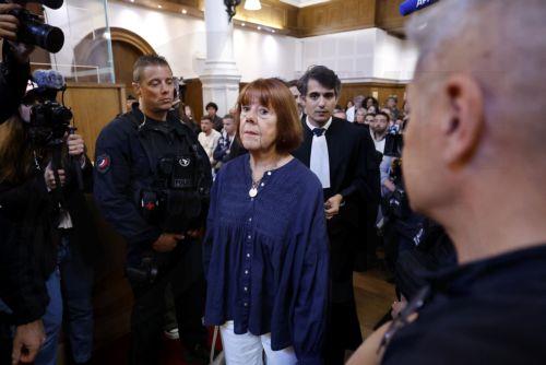 epa12434761 Gisele Pelicot (C) arrives in the courtroom of the Gard criminal court, in Nimes, France, 06 October 2025. An appeal trial involving one of the defendants sentenced in the mass rapes committed against her will be heard by the court from 06 through 09 October.  EPA/GUILLAUME HORCAJUELO