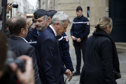 epa12438986 National Secretary of the French Communist Party (PCF) Fabien Roussel (C) arrives at the Hotel Matignon, in Paris, France, 08 October 2025. French Prime Minister Lecornu initiated a series of talks with political parties' leaders following his resignation on 06 October, nearly a month after his appointment and shortly after his new cabinet was...