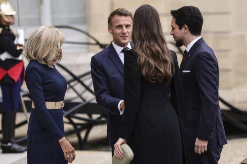 epa12439216 French President Emmanuel Macron (C) and his wife, Brigitte Macron (L), welcome Prince Hussein bin Abdullah of Jordan (R) and his wife, Princess Rajwa Al Hussein (C-R) at the Elysee Palace in Paris, France, 08 October 2025.  EPA/TERESA SUAREZ