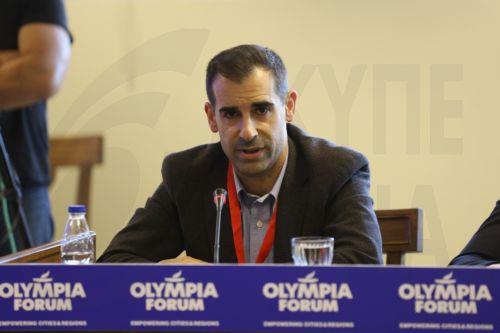 (Ξένη Δημοσίευση) Ο Βασίλης Γιαννόπουλος, Αντιπεριφερειάρχης Τεχνικών Έργων Περιφέρειας Δυτικής Ελλάδας, μιλάει σε πάνελ κατά τη διάρκεια της 3ης μέρας των εργασιών του Olympia Forum VI, που πραγματοποιείται στην Αρχαία Ολυμπία, την Πέμπτη 9 Οκτωβρίου 2025. Το Olympia Forum VI, με κεντρικές θεματικές τις Βιώσιμες Πόλεις, τις Δυναμικές Περιφέρειες και τις...