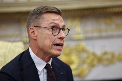 epa12443214 Finland's President Alexander Stubb speaks during a meeting with US President Donald Trump in the Oval Office at the White House in Washington, DC, USA, 09 October 2025.  EPA/SAMUEL CORUM / POOL