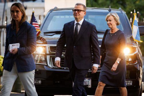 epa12443215 Prime Minister of Finland Petteri Orpo (C) follows U.S. President Donald Trump and Finland's President Alexander Stubb into the West Wing at the White House in Washington, DC, USA, 09 October 2025.  EPA/SAMUEL CORUM / POOL
